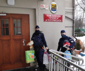 Katowice. Policjanci przekazali dary do domu dziecka