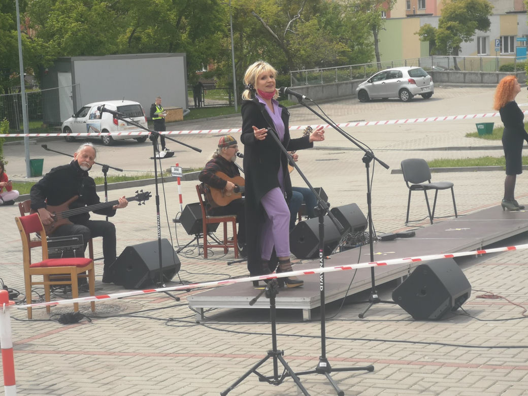 Koncert na parkingu Szpitala Dziecięcego w Olsztynie