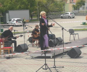 Koncert na parkingu Szpitala Dziecięcego w Olsztynie