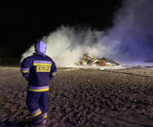 Nocny pożar na bydgoskim wysypisku śmierci. Na miejscu kilka zastępów straży pożarnej