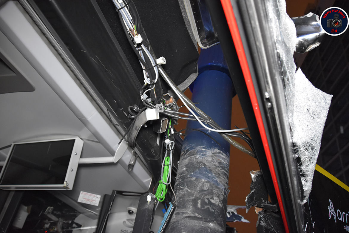 Autobus miejski uderzył w słup