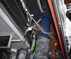 Autobus miejski uderzył w słup
