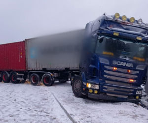 Kurki. Wypadek na DK 58. Ciężarówka wjechała w dom