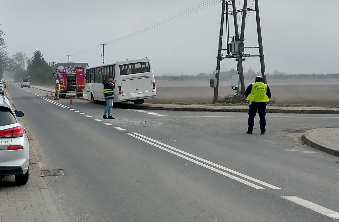 Kierowca autobusu szkolnego staranował osobówkę. Dziecko trafiło do szpitala 