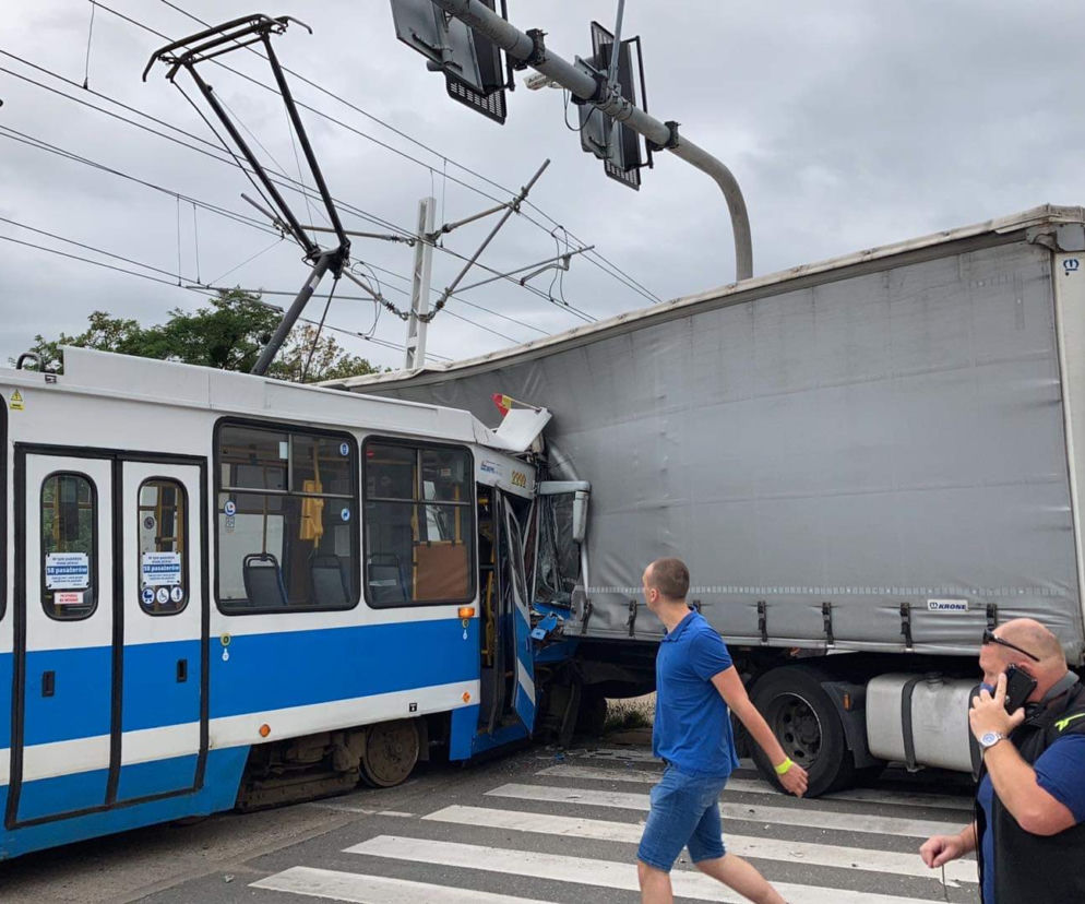 Wypadek tramwaju z TIR-em