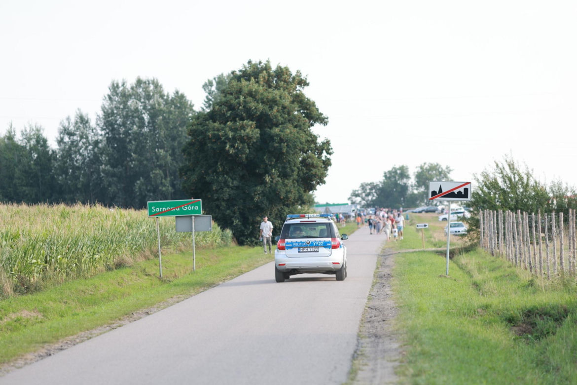 Groza na pikniku wojskowym. Policyjny Black Hawk zahaczył o linię wysokiego napięcia