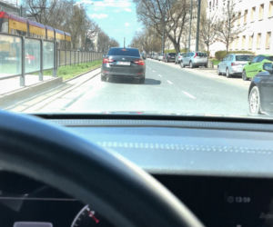 Limuzyna Macierewicza rozbija się po Warszawie