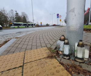 To tu zginęli Weronika i Sebastian. Na miejscu wypadku płoną znicze