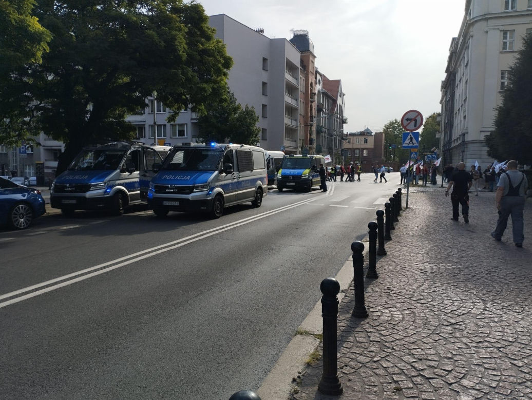 Paraliż w Katowicach. Rozpoczął się protest górników i hutników. "Stal się hartuje, a rząd ją rujnuje"