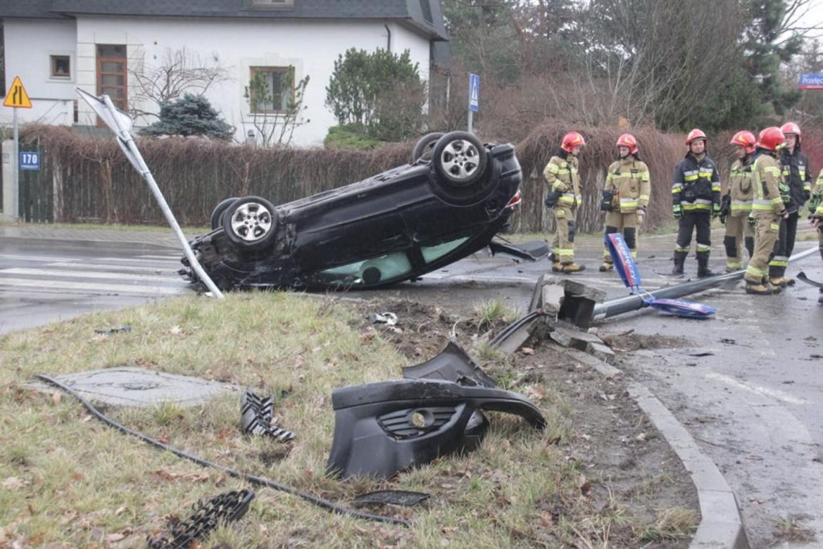 Wypadek w Wawrze. Roztrzaskali się osobówką. To cud, że nic im się nie stało!