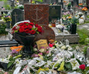 „Cycuś mamusi” z nożem w ręku. Justyna zginęła z ręki syna. Krew była nawet na klatce schodowej
