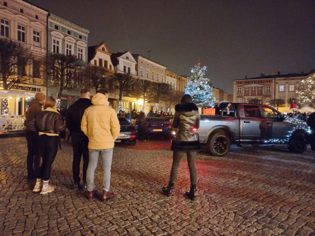 Świąteczny Zlot Amerykańskich Samochodów na Rynku w Lesznie