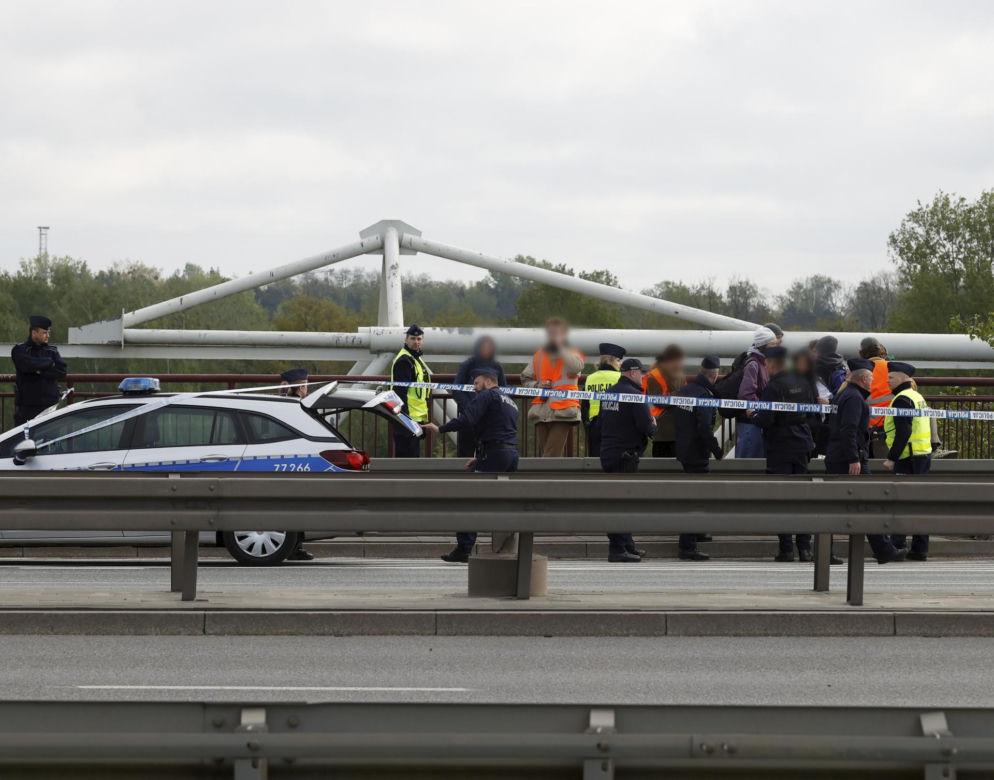 Aktywiści znów blokują Warszawę. Przykleili się do mostu, interweniowało pogotowie