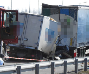 Dwa wypadki jeden po drugim na S17. Nie żyje 57-latek