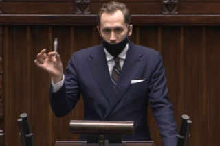 Poseł Konfederacji z jointem na sejmowej mównicy! Zobacz filmik