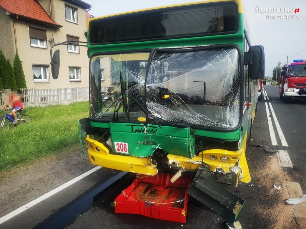 Czołowe zderzenie osobówki z autobusem w Wieszowie