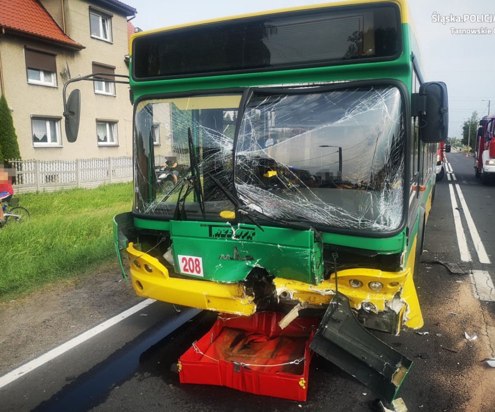 Czołowe zderzenie osobówki z autobusem w Wieszowie