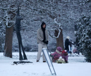 Maciej Pela zabrał córeczki na sanki