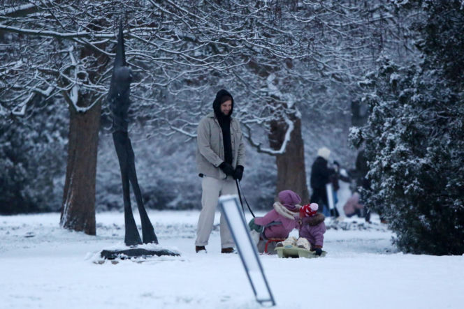 Maciej Pela zabrał córeczki na sanki
