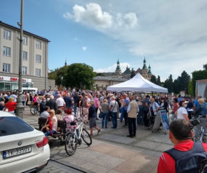Rafał Trzaskowski w Świętokrzyskiem: Tłumy w Kielcach, incydent z KSIĘDZEM w Busku!	