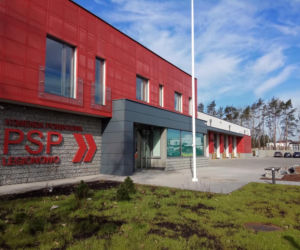 Legionowscy strażacy pokazują swoją nową remizę