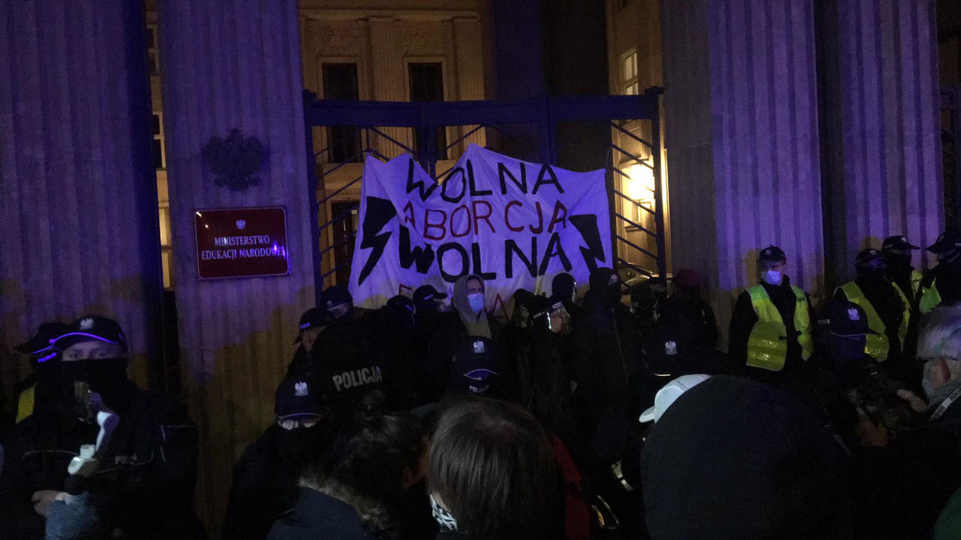 Strajk kobiet 23.11.2020. Kobiety przykuły się do bramy Ministerstwa Edukacji Narodowej