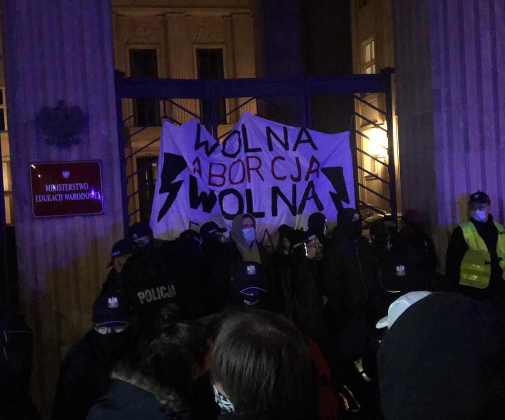 Strajk kobiet 23.11.2020. Kobiety przykuły się do bramy Ministerstwa Edukacji Narodowej