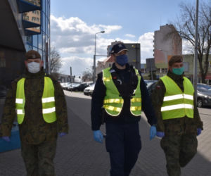 Koronawirus w Kaliszu. Policjanci i żołnierze Wojsk Obrony Terytorialnej wspólnie patrolują ulice [ZDJĘCIA]