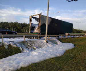 Naczepa tira poszła z dymem! Utrudnienia na A2 koło Konina [ZDJĘCIA]