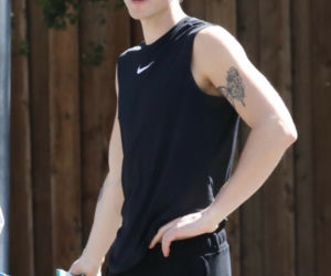 Shawn Mendes i Camila Cabello z psem na spacerze