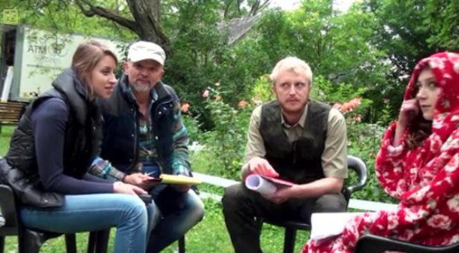 Ranczo 8 sezon. Kinga (Agnieszka Pawełkiewicz), leśnik Paweł (Dobromir Dymecki), reżyser Wojciech Adamczyk