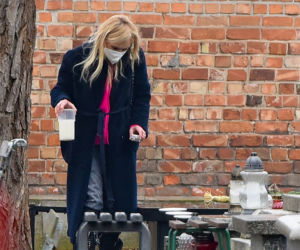 Monika Olejnik odwiedza grób rodziców