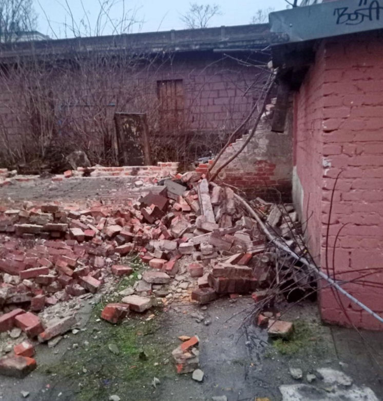 Katastrofa budowlana na Woli. Runął ceglany mur 