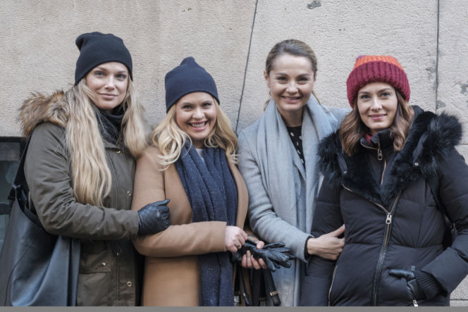 Przyjaciółki 11 sezon odcinek 129. Zuza (Anita Sokołowska), Patrycja (Joanna Liszowska), Inga (Małgorzata Socha), Anka (Magdalena Stużyńska)