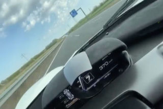 Szaleństwo! Pędził Ferrari 370 km/h z telefonem w dłoni! Jechał tak po autostradzie - WIDEO
