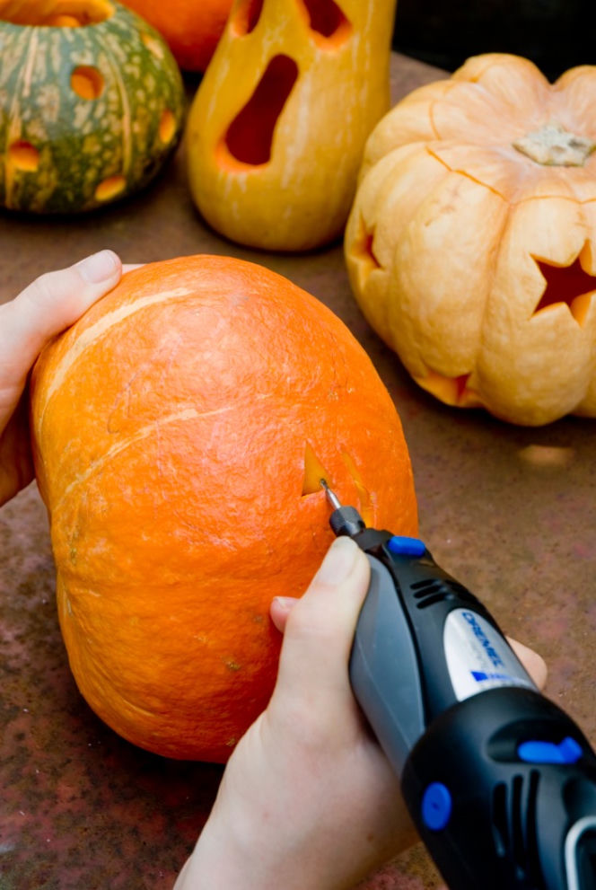Lampion z dyni na Halloween