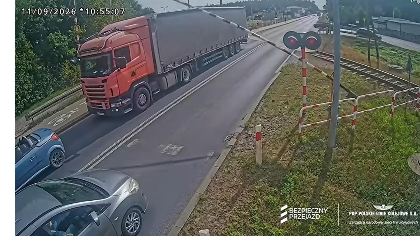 O krok od tragedii na przejeździe. Ciężarówka utknęła między rogatkami
