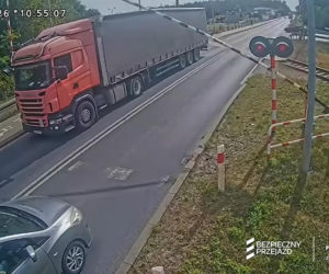 O krok od tragedii na przejeździe. Ciężarówka utknęła między rogatkami