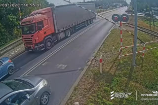 Rogatki poszły w dół, ciężarówka została na torach! Jest nagranie