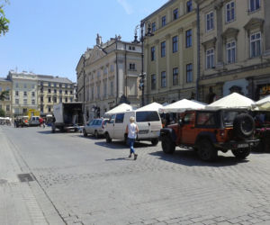 Samochody na Rynku Głównym: Władze Krakowa wydają decyzje niezgodne z prawem napisanym przez... władze Krakowa?