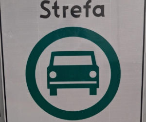 Kradzieże znaków Strefy Czystego Transportu. Dwie osoby w rękach policji