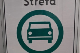 Kradzieże znaków Strefy Czystego Transportu. Dwie osoby w rękach policji