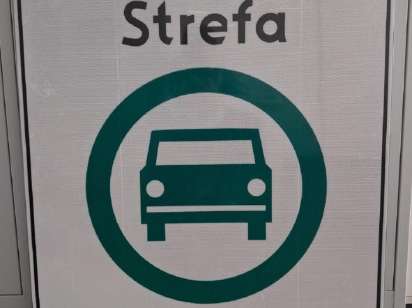 Kradzieże znaków Strefy Czystego Transportu. Dwie osoby w rękach policji