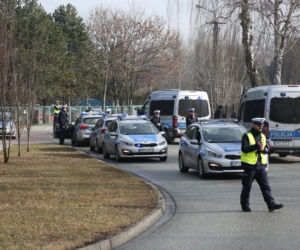 Śmigłowiec Black Hawk nad Krakowem i dziesiątki radiowozów na ulicach. Co się stało?