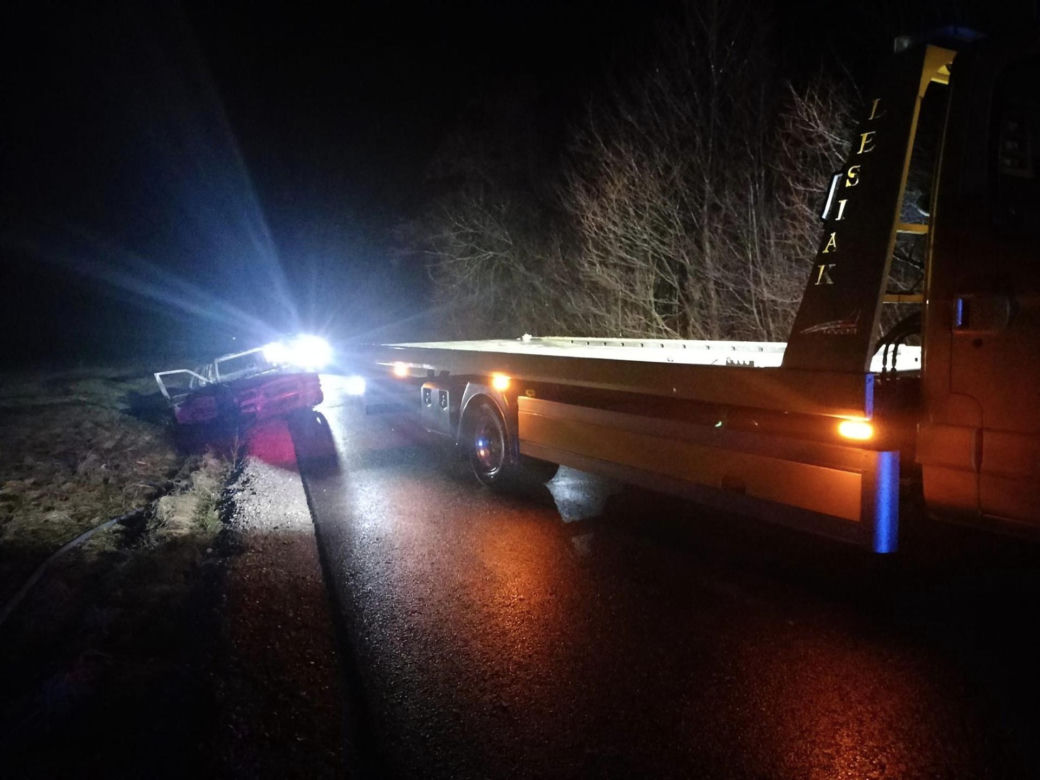 Spalone auto na drodze pod Opocznem. W środku zwęglone ciało 54-latka [ZDJĘCIA]