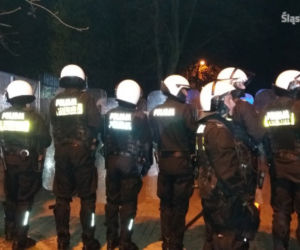 Zabrze: Starcie kiboli z policją. W ruch poszły kamienie, butelki i kostka brukowa