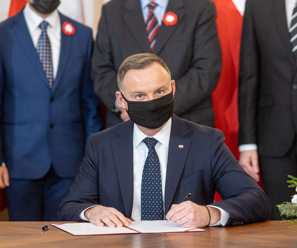 Andrzej Duda podpisuje