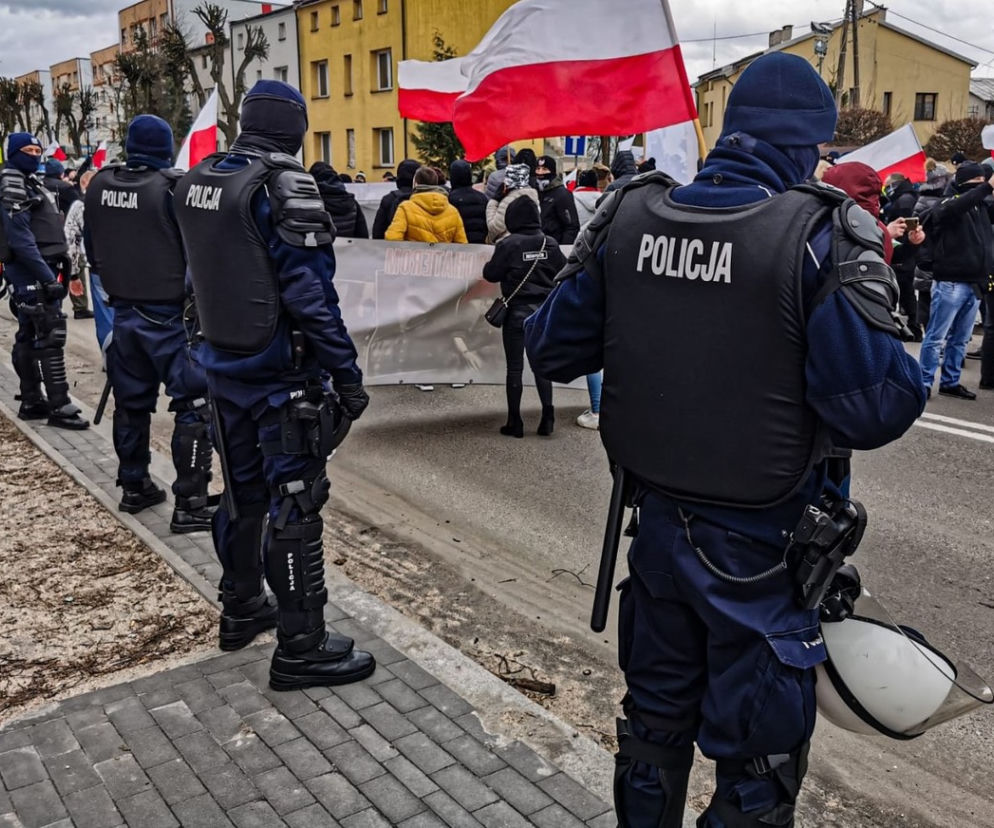Marsz Pamięci Żołnierzy Wyklętych w Hajnówce. Skandowano: Bury nasz bohater, Cześć i chwała bohaterom