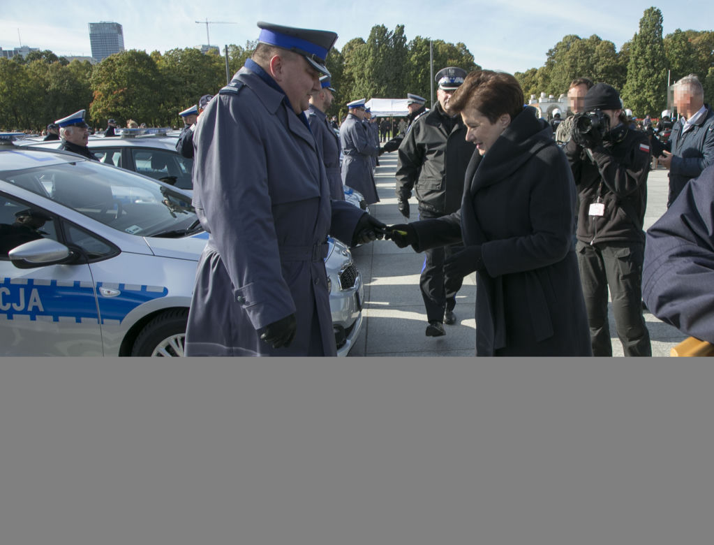 POLICJA DOSTAŁA POŚWIĘCONE RADIOWOZY.
