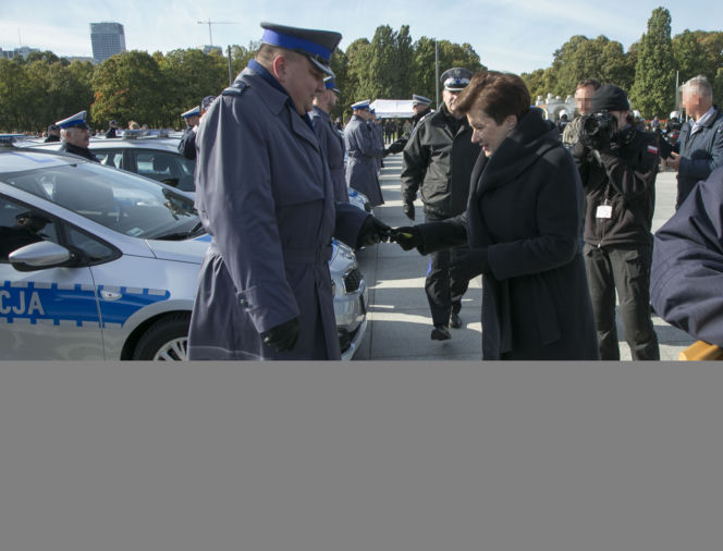POLICJA DOSTAŁA POŚWIĘCONE RADIOWOZY.